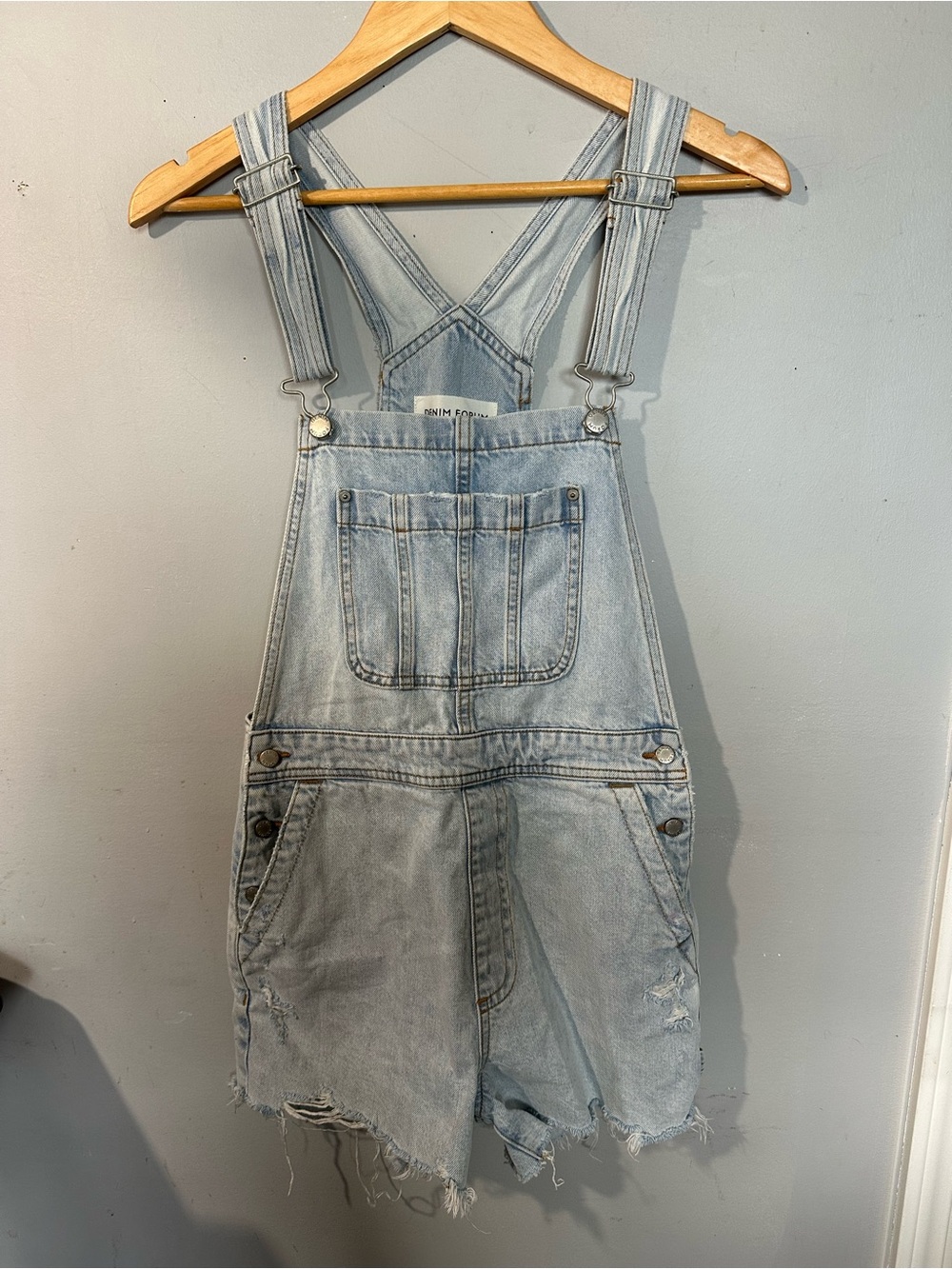 DENIM FORUM The '90s Silvie Baggy Shortall in Distressed Bleach Bleu - Picture 6 of 11